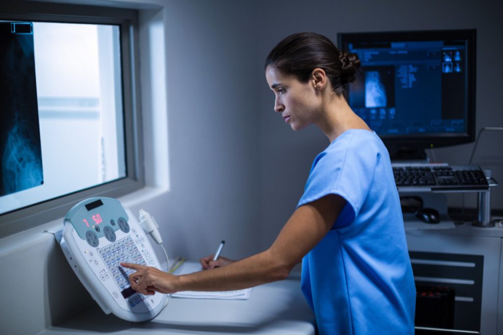 Zakupy aparatury diagnostycznej w szpitalach coraz częściej opierają się na analizie kryteriów pozacenowych, które mają zapewnić trwałość inwestycji oraz przewidywalność kosztów eksploatacji