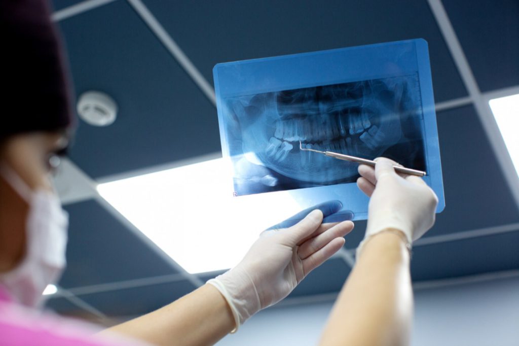Zakupy aparatury diagnostycznej w szpitalach coraz częściej opierają się na analizie kryteriów pozacenowych, które mają zapewnić trwałość inwestycji oraz przewidywalność kosztów eksploatacji